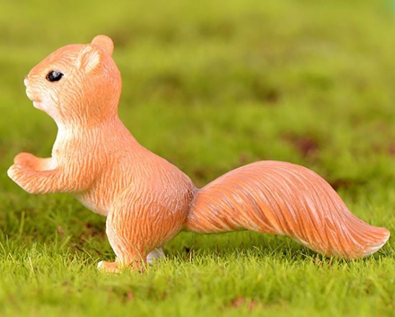 Amazon Hot Sale natural animal figurines Resin Squirrel assorted decor