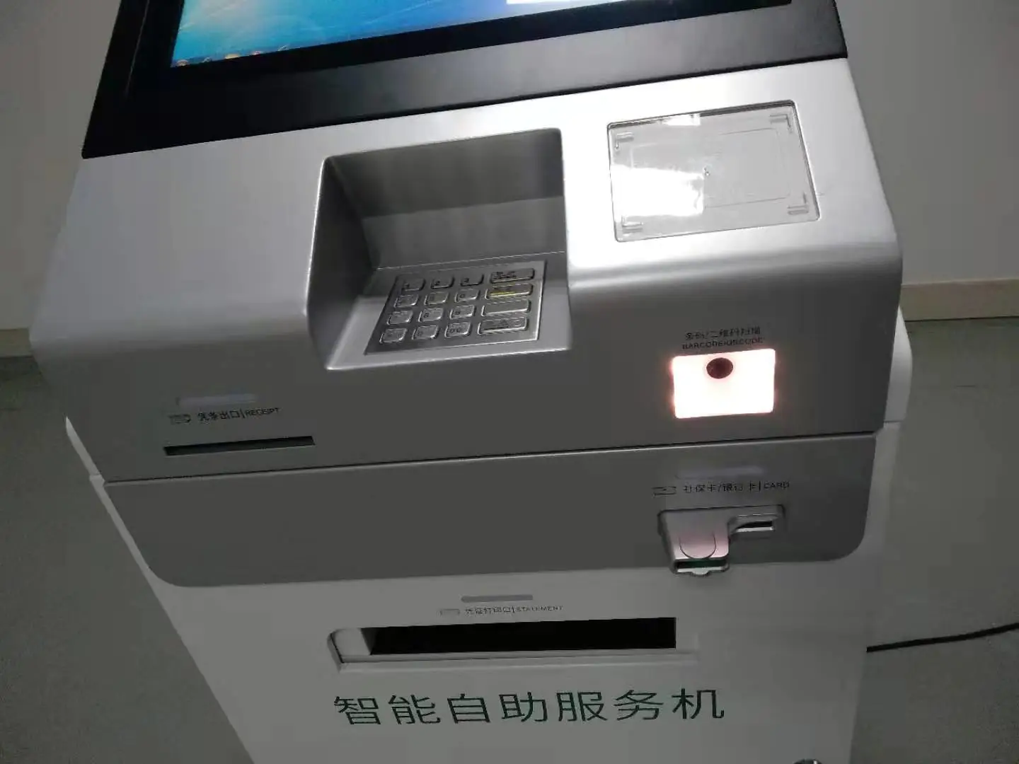 digital signage self service hopspital kiosk terminal with social security card and bank card