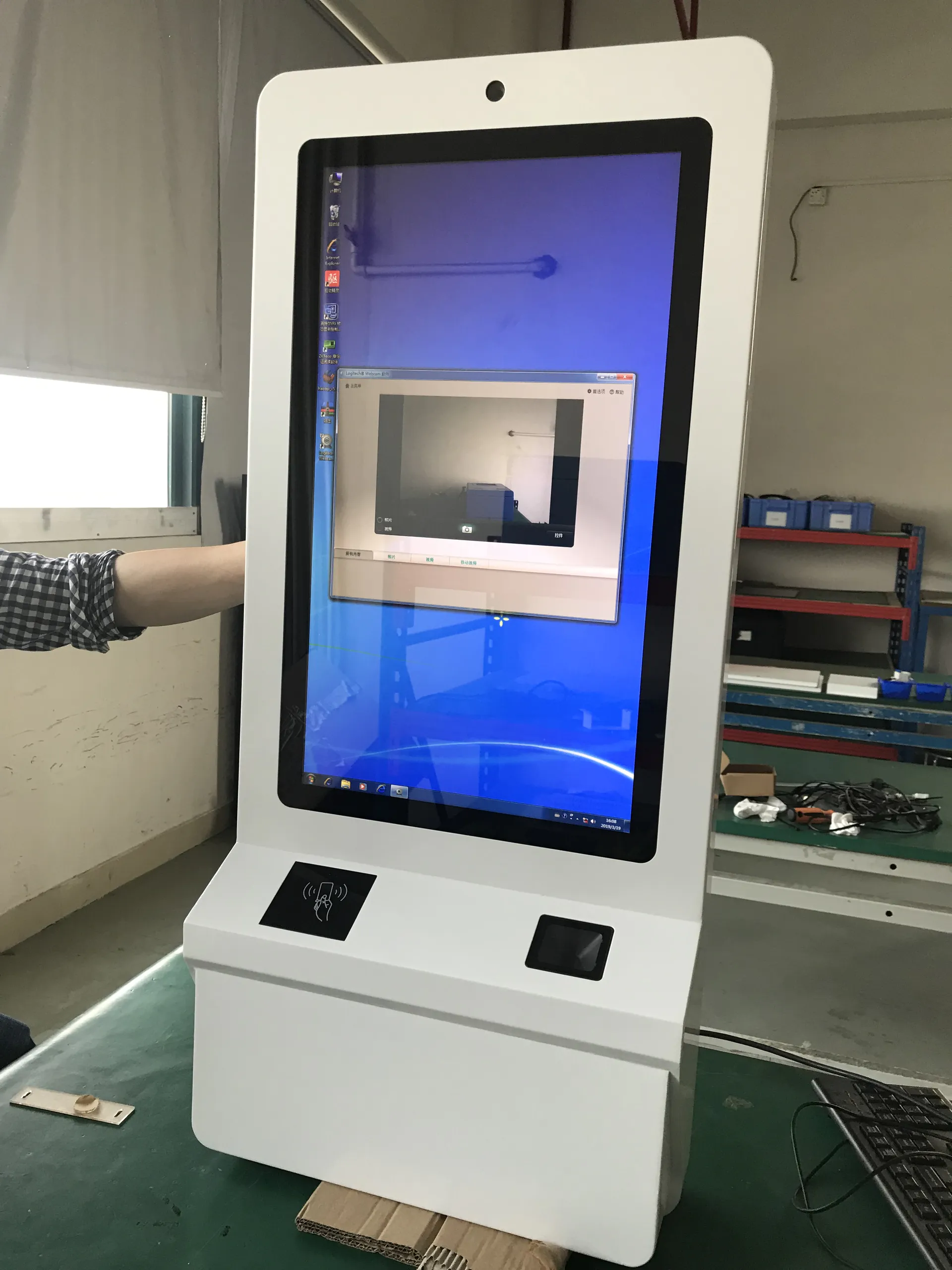 21.5inch touch screen wall mounted self ordering kiosk in restaurant