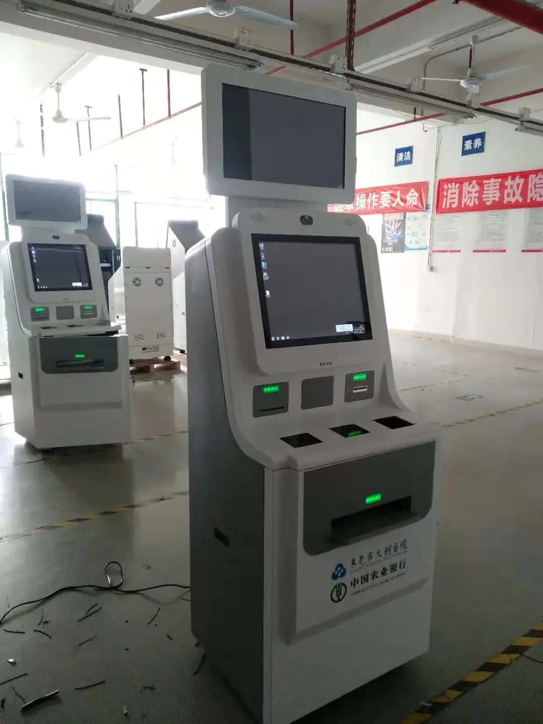 digital signage hospital clinic kiosk for patients supporting bank card sociel security card