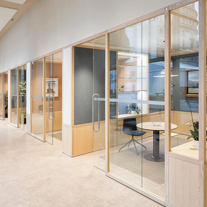 The meeting room is insulated with tempered glass partition wall