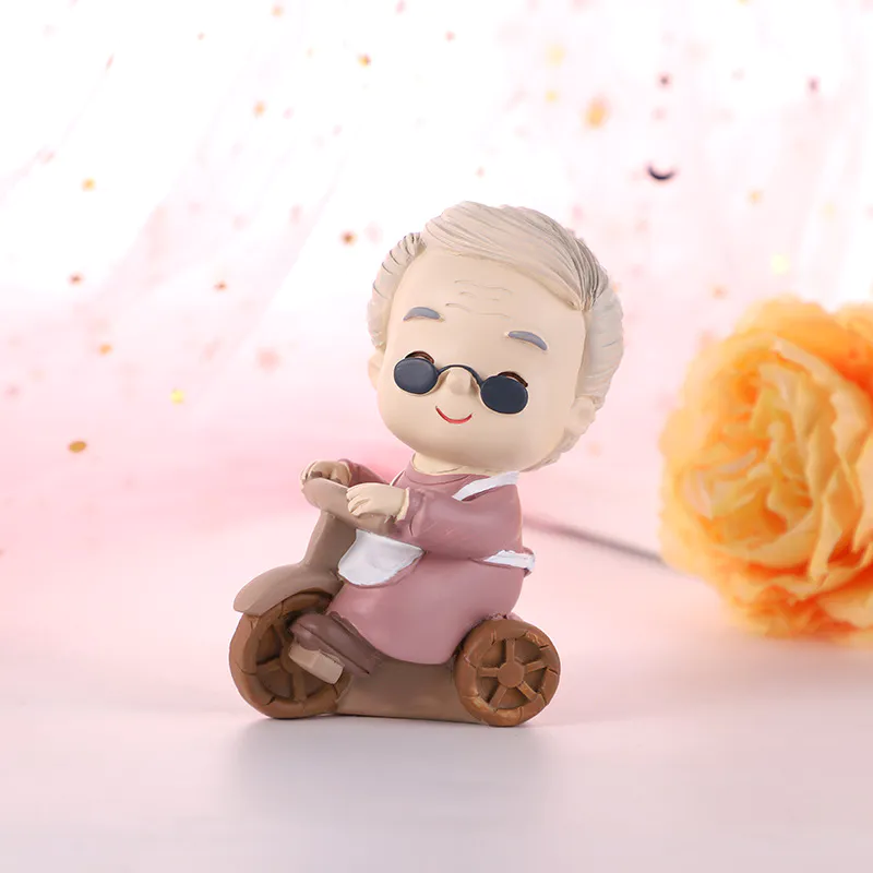 Wholesale Resin Grandma Figurine Grandma sitting in a chair Birthday Gift for Grandparents