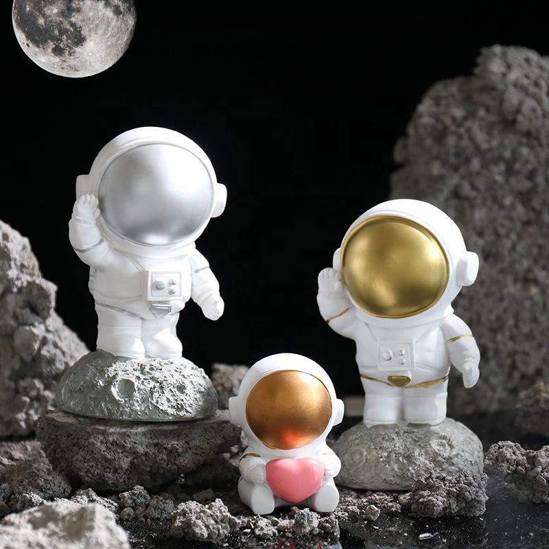 Resin Crafts Mini Astronaut Doll Space Astronaut Model Decoration Home Office Desktop Decor Astronaut Sculpture for Children'