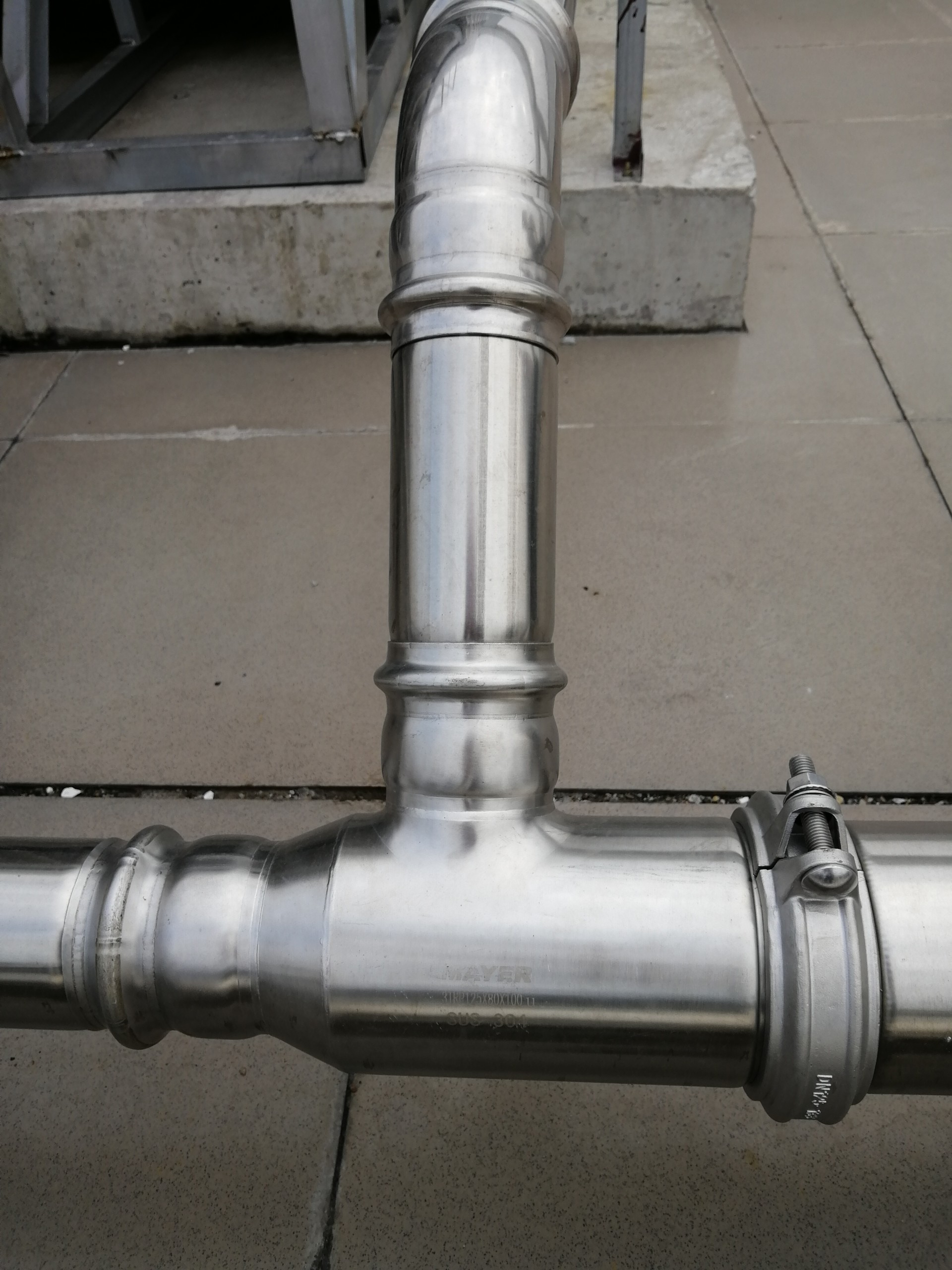 Stainless steel tee pipe fitting for hot and cold water pipe connection