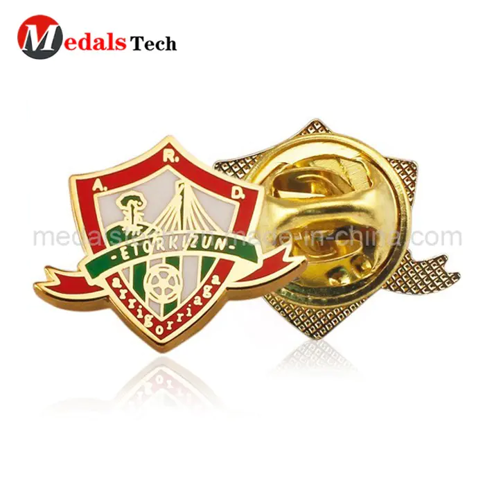 Free samplemetal funny goldlapel shield shape football club souvenir pin with butterfly clutch