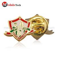 Free samplemetal funny goldlapel shield shape football club souvenir pin with butterfly clutch