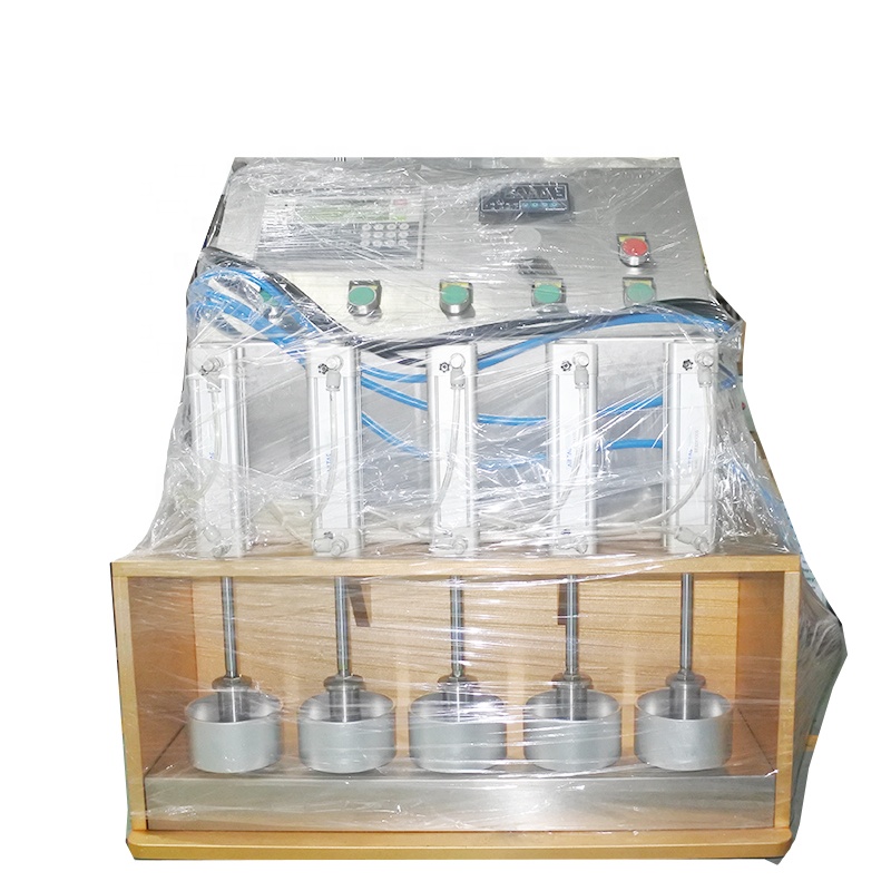 Водосодержащие жидкие растворимые моющие средства в капсулах, изготовленные в машинах для производства образцов, используемых в лаборатории.