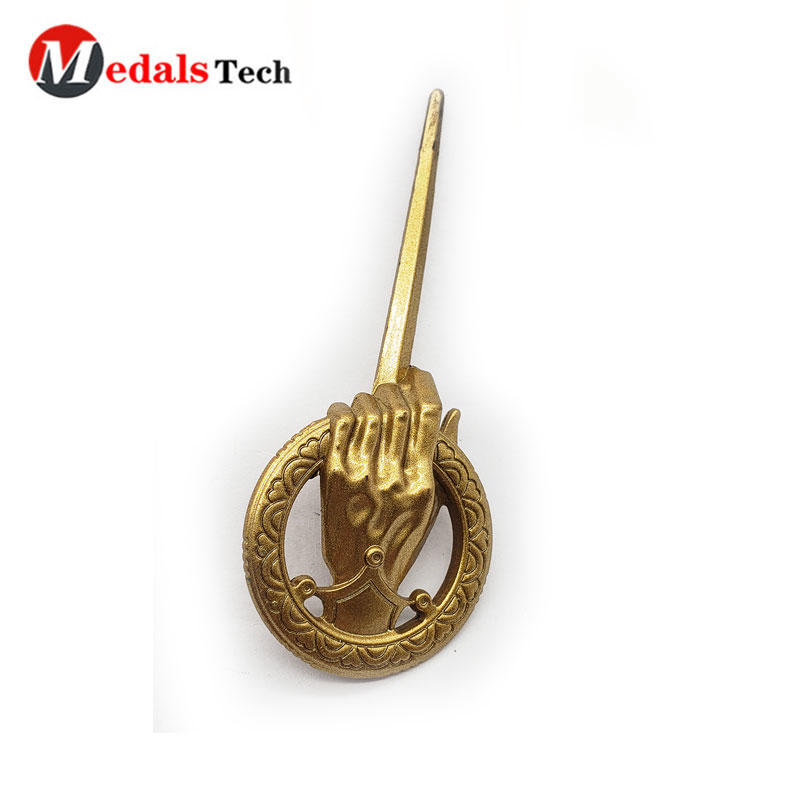 New stylefinger shape logo gold plating metal lapel 3d nameplate for handbags