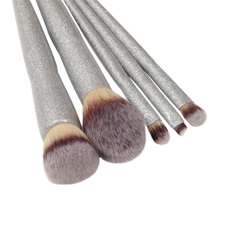 I nuovi set di pennelli per il trucco di design creano il tuo kit professionale di marca con i pennelli per il trucco con manico glitterato