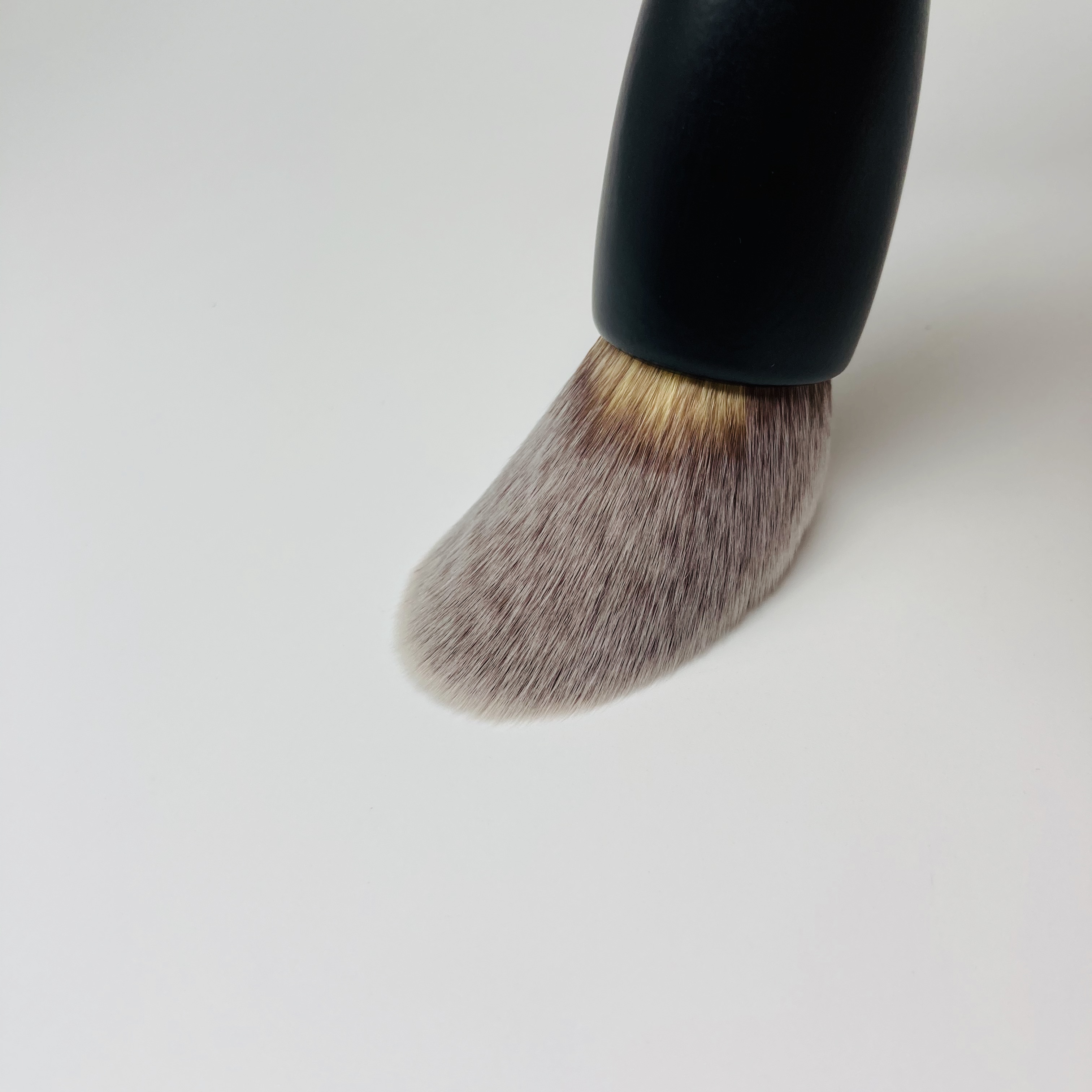 Single brush super soft vegan synthetic hair large makeup powder brush