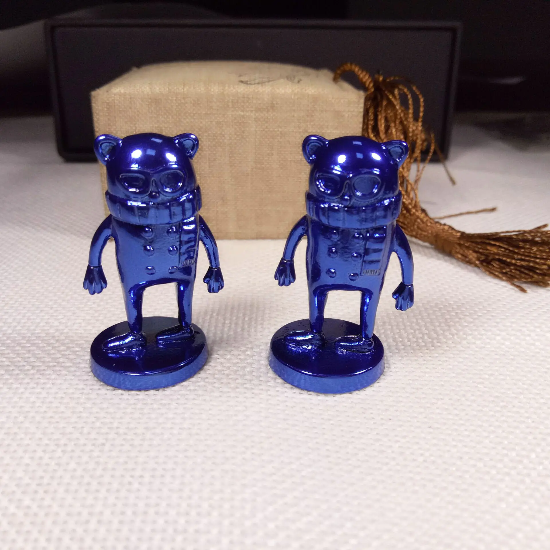 Hot sale zinc alloy custom metal blue plated 3d cartoon figures sculpture for souvenir