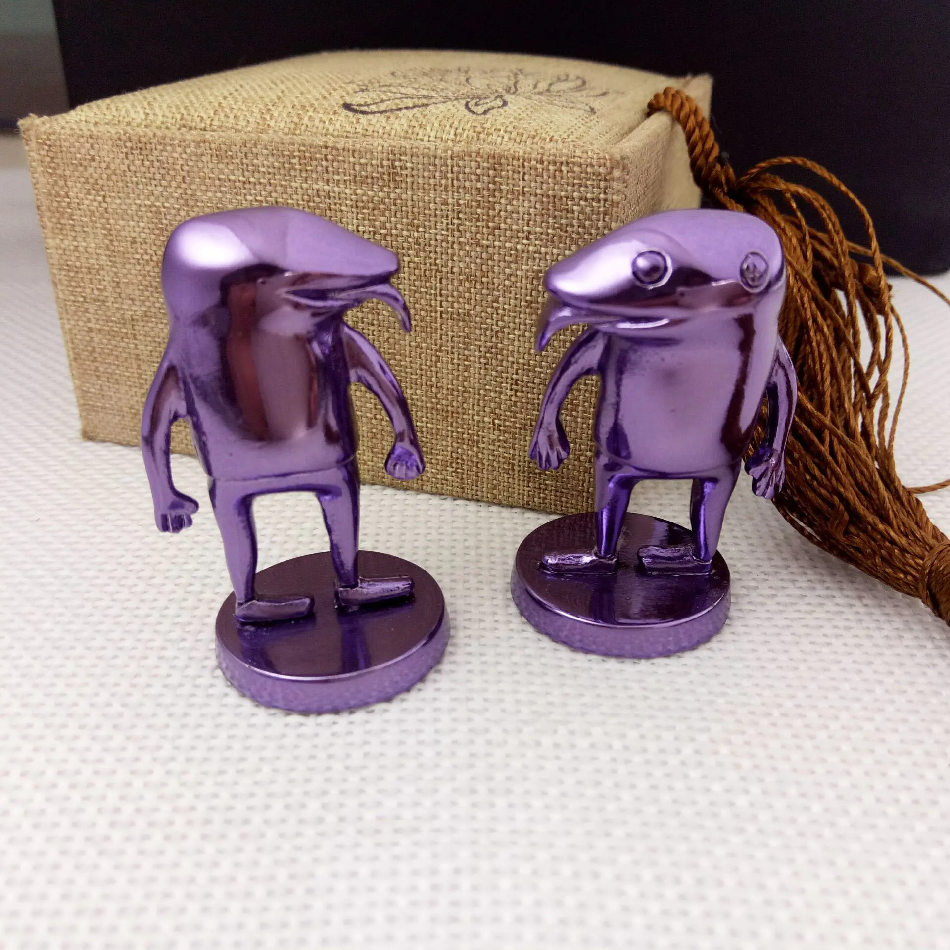 New arrival unique purple plating zinc alloy sculpture figure for souvenir