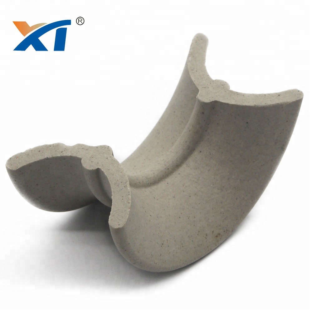 Empaque de sillín de cerámica de 50 mm y 75 mm en planta de ácido