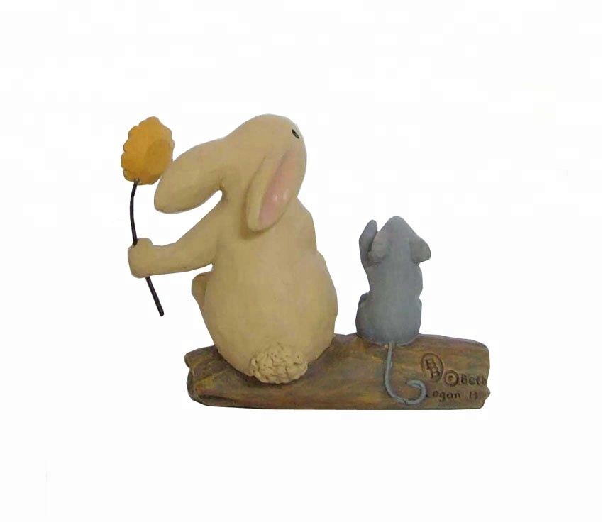 The little mouse resin rabbit statue with the flowers