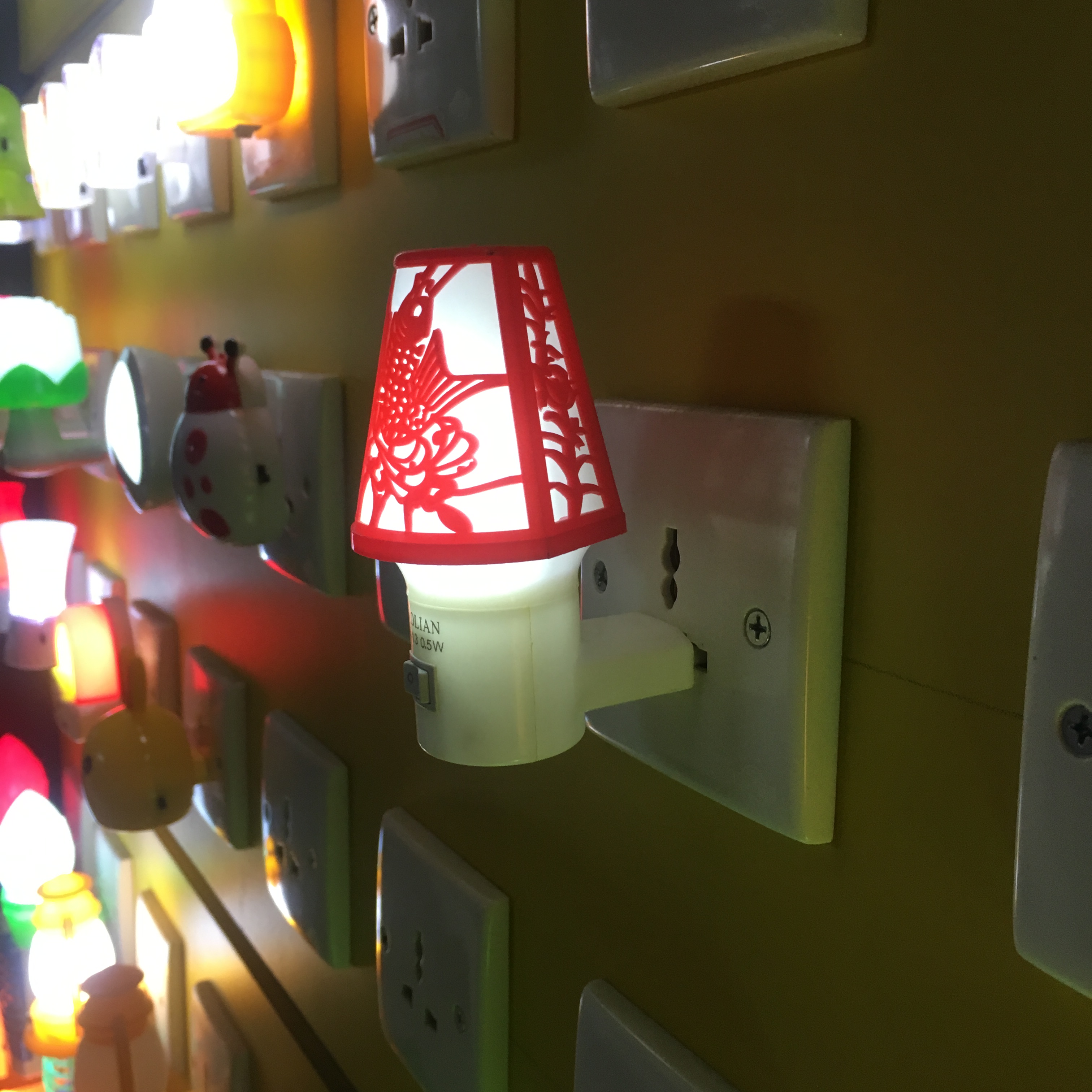 OEM butterfly Carved design shape 4 SMD mini switch Sensor plug in night light with 0.6W AC 110V or 220V W055