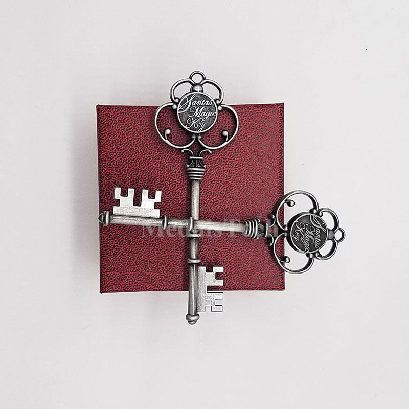 东莞装饰库存金属圣诞钥匙与不同的颜色