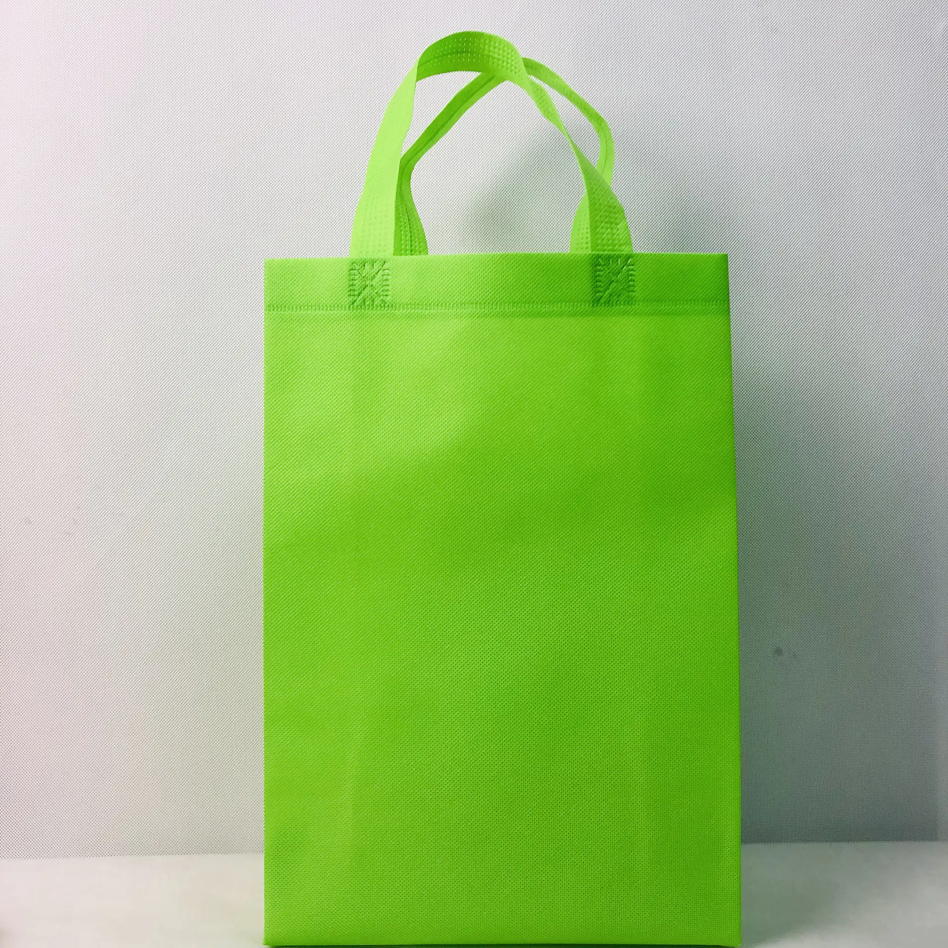 Factory low price direct sales can customize non-woven color handbag