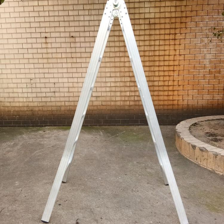 Aluminium universal ladder with safety joint system
