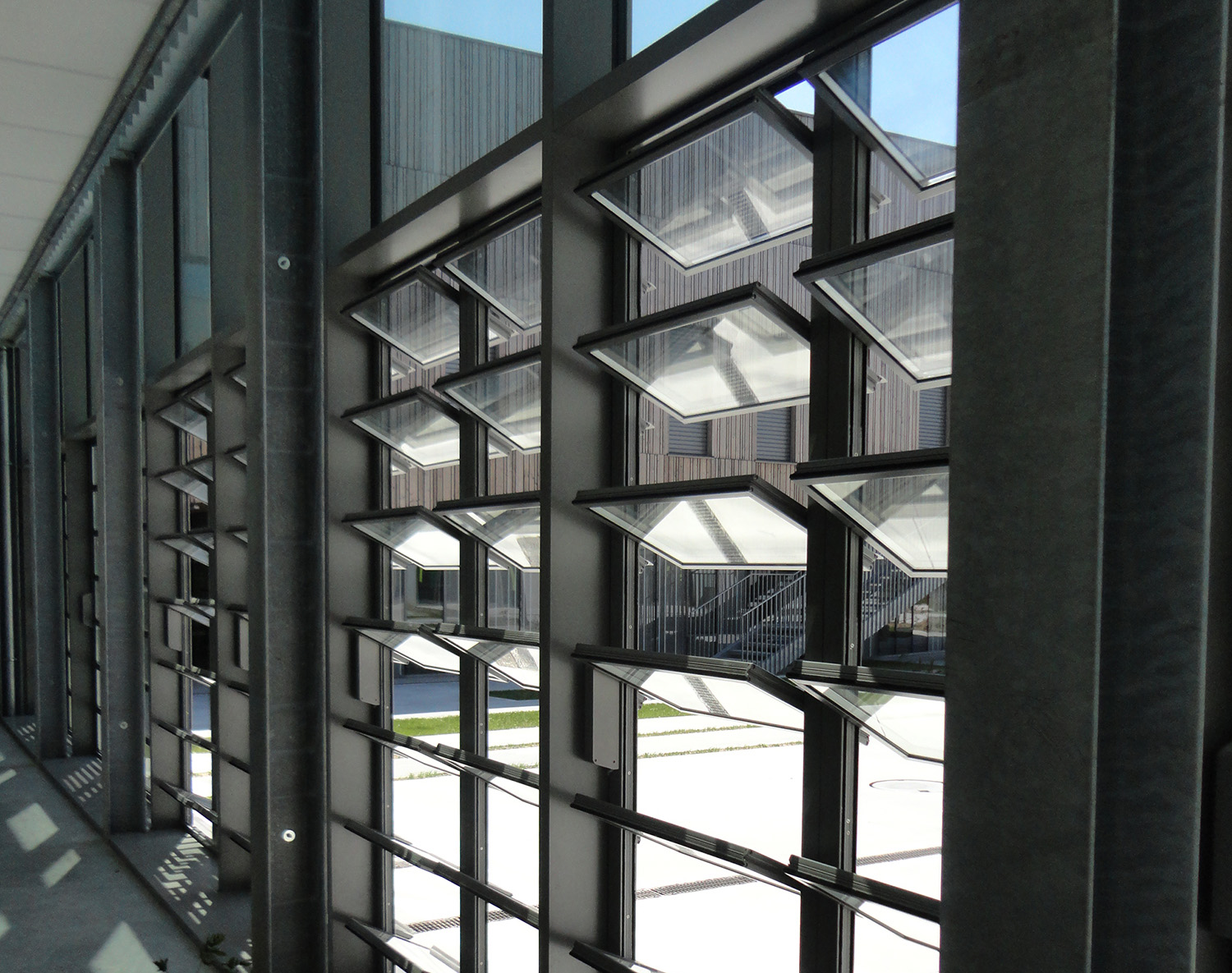 Adjustable vertical glass louver aluminum window
